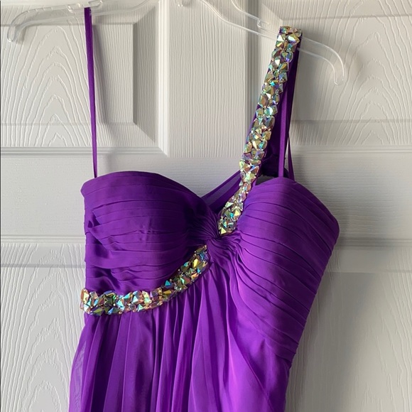 La Femme Prom Dress - Picture 2 of 10